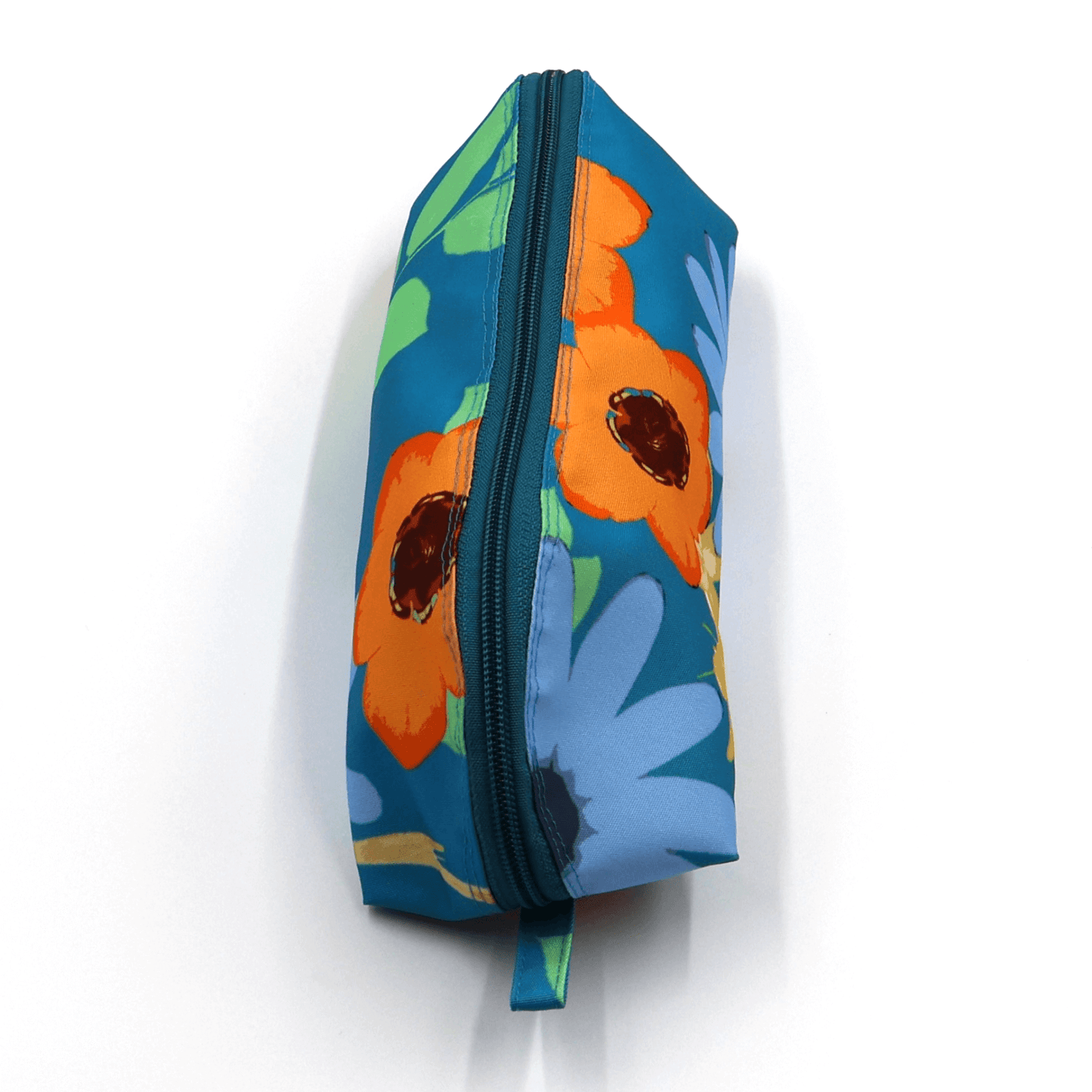 Pencil bag in vibrant daisy floral print on blue background, easy-to-clean fabric and zipper. Ideal for organizing pens.