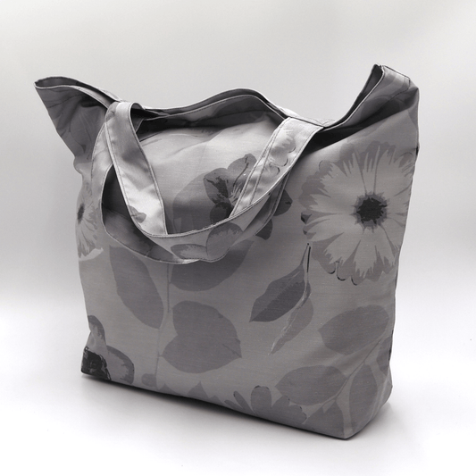A big, beautiful tote bag with Daisy design in different tones of grey. High-quality material and finishes.