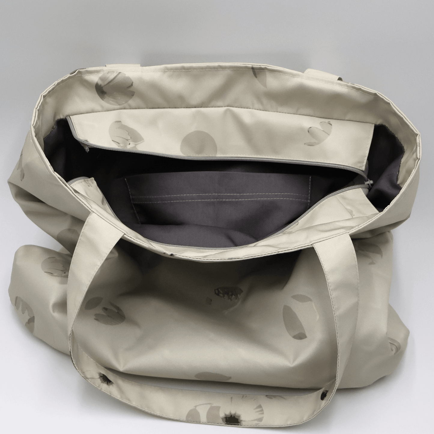 Shoulder bag with daisy floral design in beige, ivory and taupe. Perfect for carrying books and documents. Inside view.