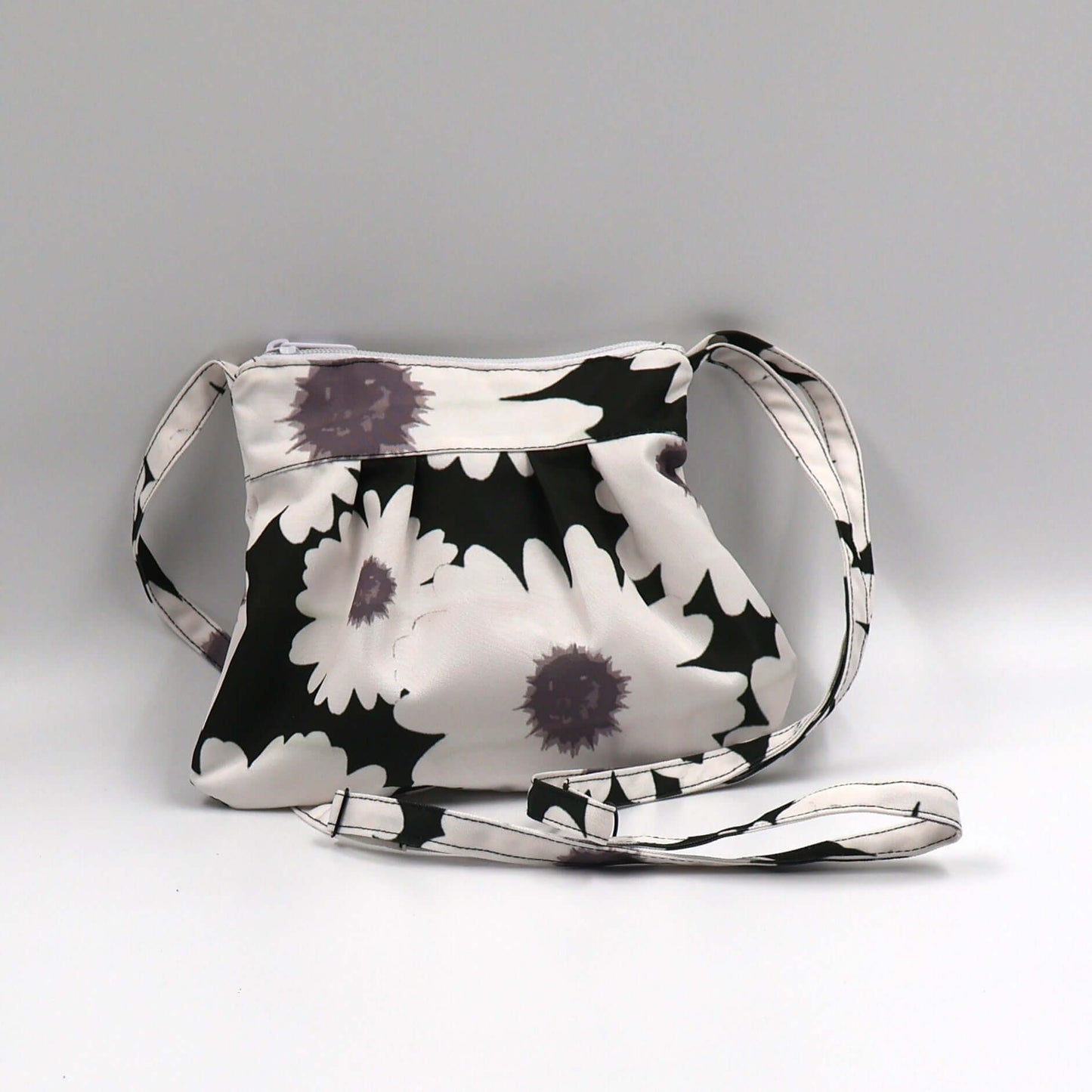 White Daisy Bloom – Small Crossbody Bag