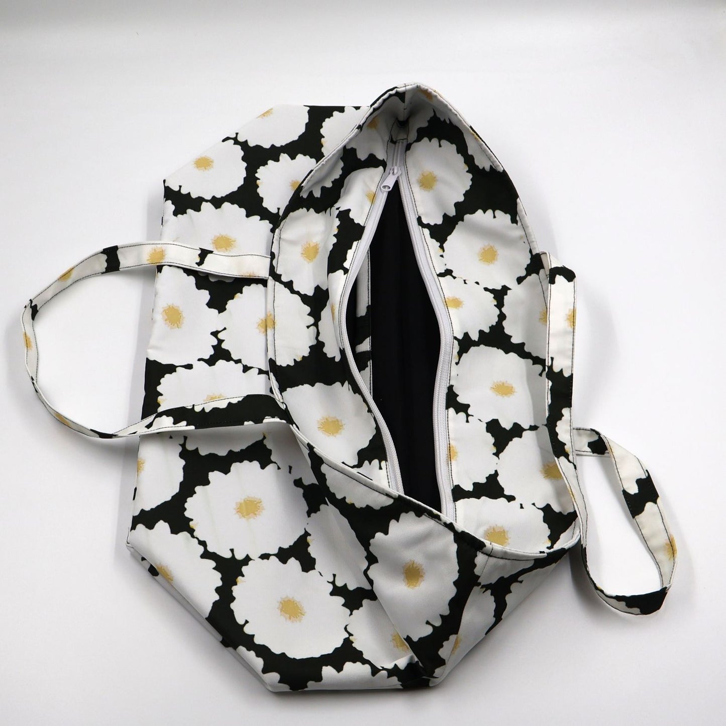 White Field Daisy Carryall Tote – Durable, Roomy, Artisan Finish