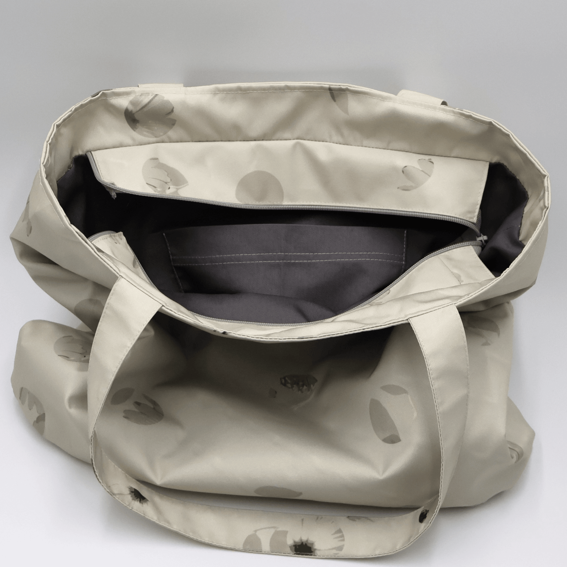 Shoulder bag with daisy floral design in beige, ivory and taupe. Perfect for carrying books and documents. Inside view.