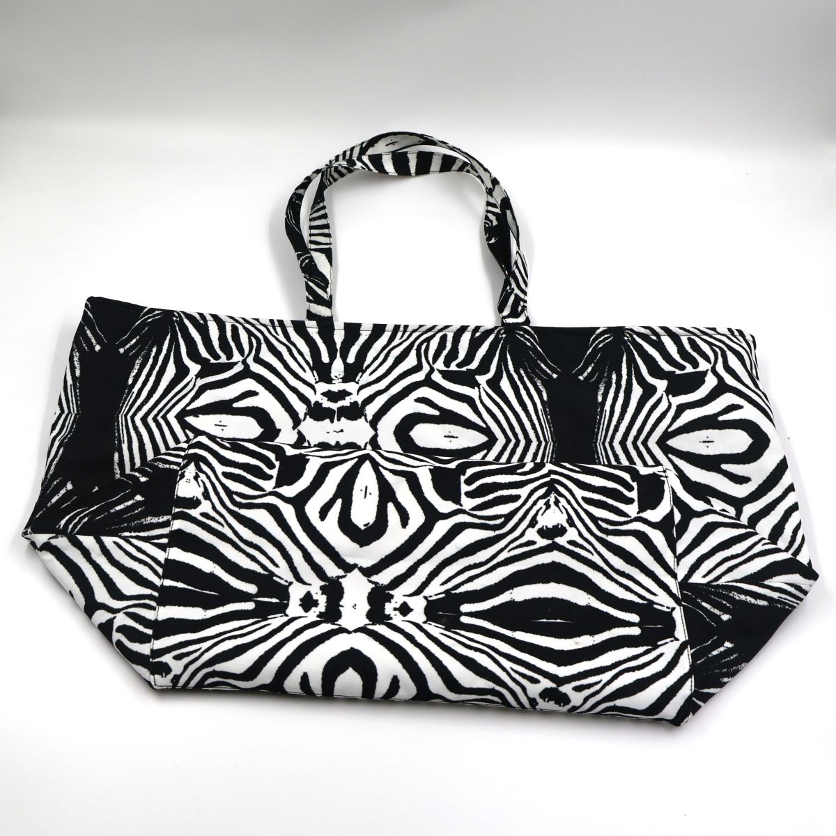 Tshikwana Carryall Bag – Zebra-Inspired Polyester Canvas