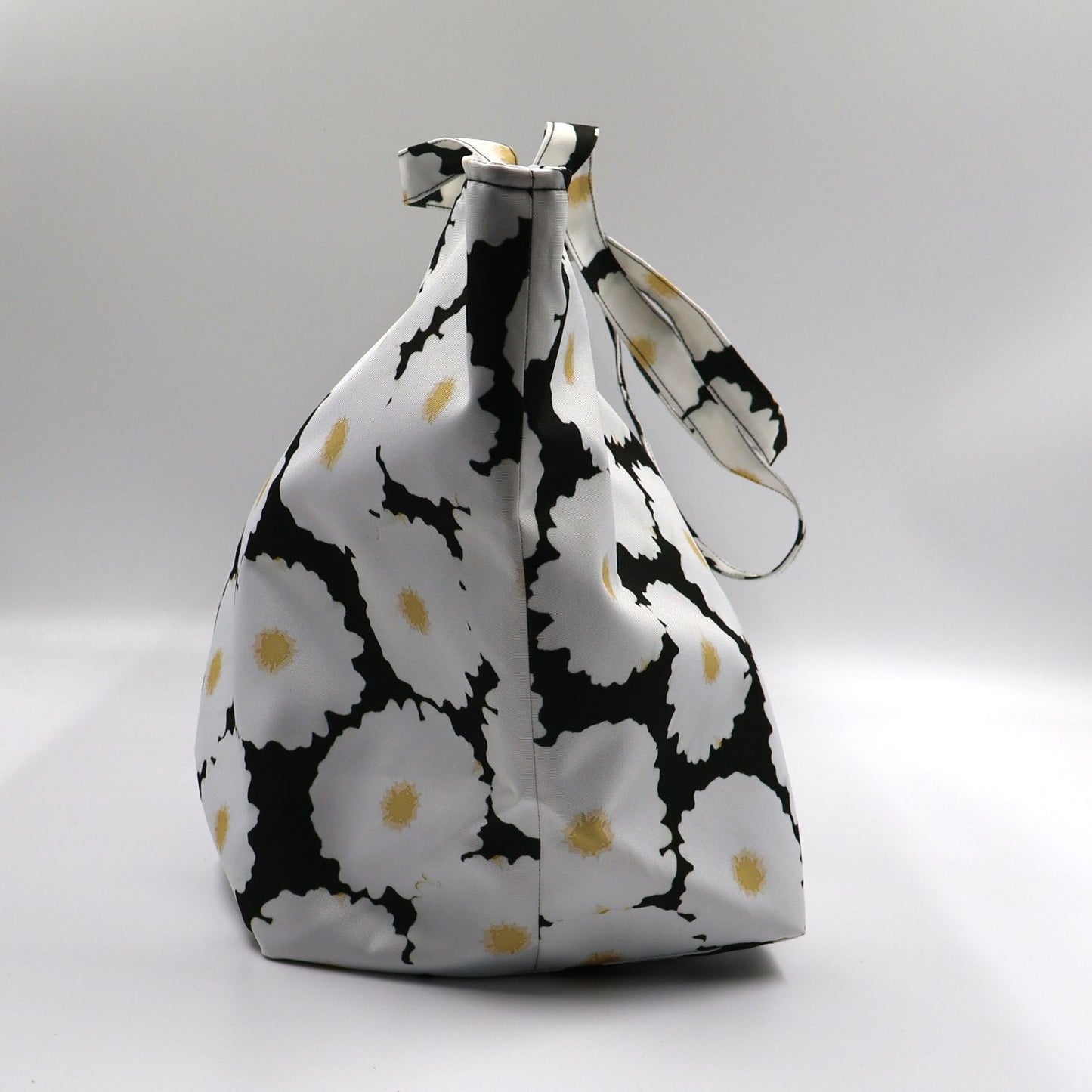White Field Daisy Carryall Tote – Durable, Roomy, Artisan Finish