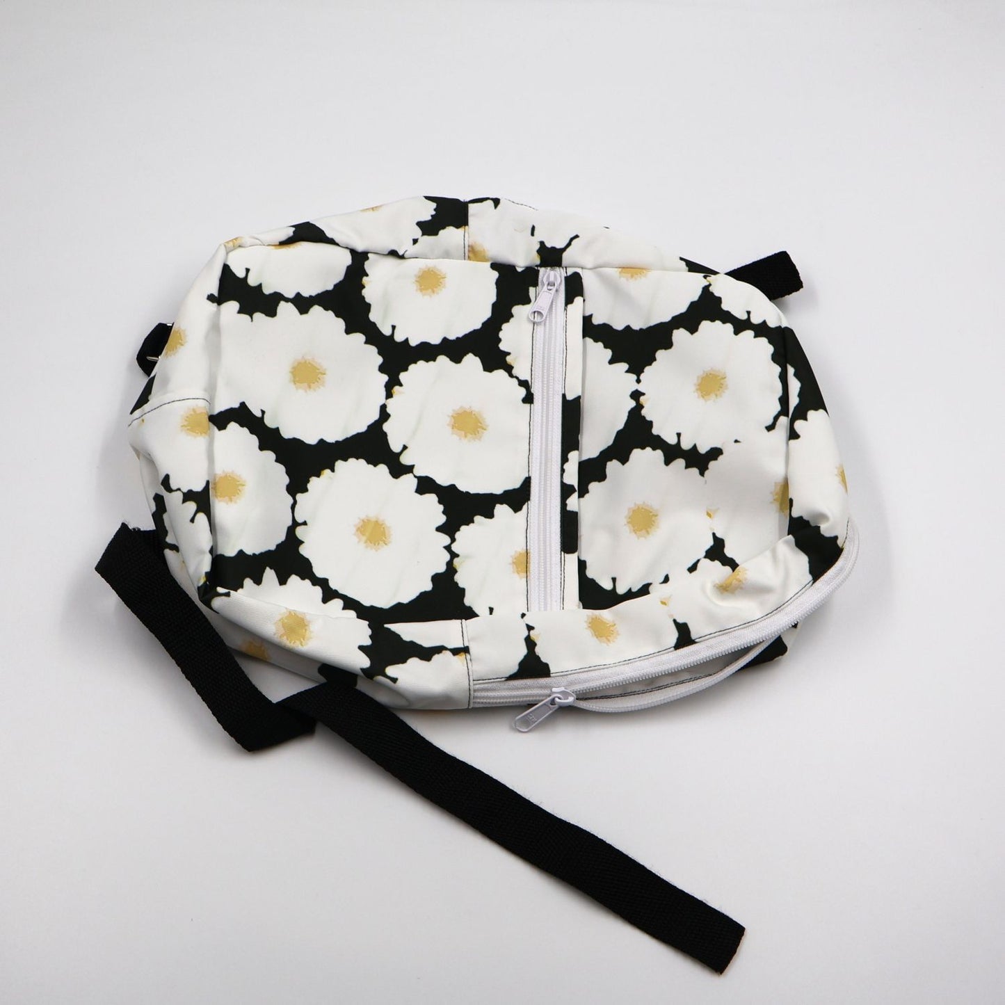 White Field Daisy Small Backpack-Easy‑Clean Polyester, Versatile