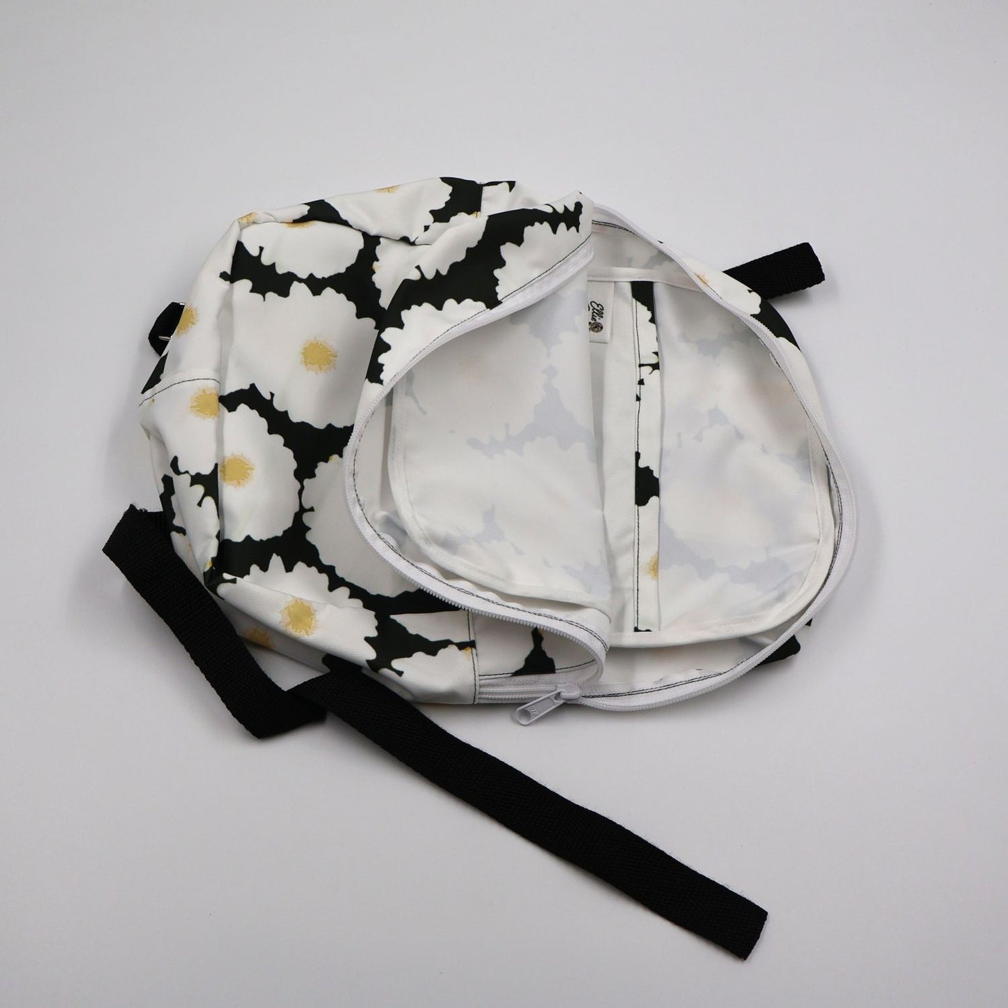 White Field Daisy Small Backpack-Easy‑Clean Polyester, Versatile